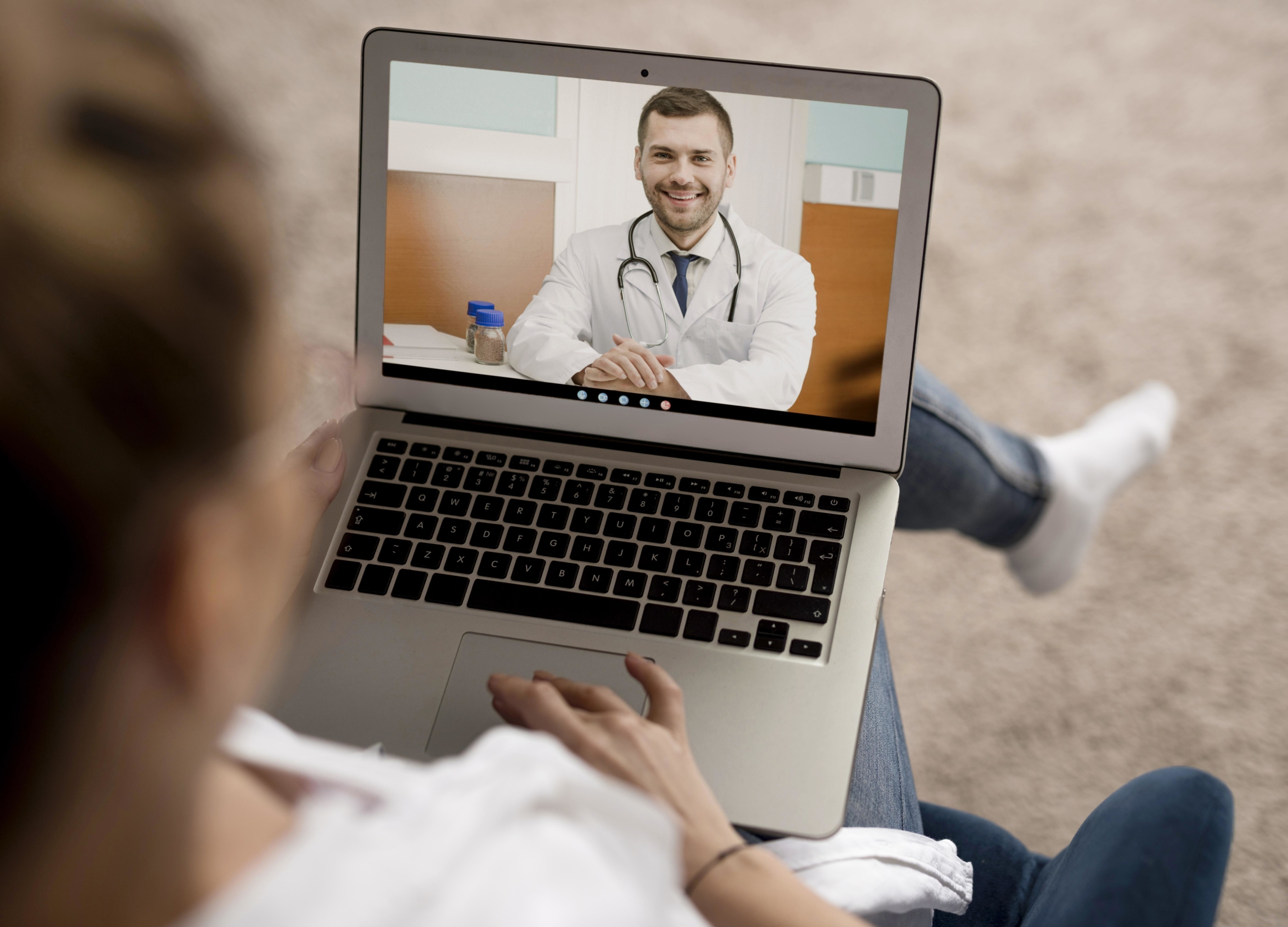 téléconsultation patient en téléconsultation avec un médecin